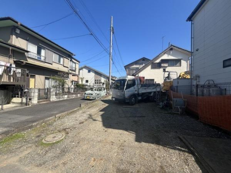 �_�ސ쌧������s���c2���ڂ̐V�z��ˌ��Ă̑O�ʓ��H�܂ތ��n�ʐ^