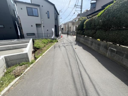 �_�ސ쌧������s����1���ڂ̐V�z��ˌ��Ă̑O�ʓ��H�܂ތ��n�ʐ^