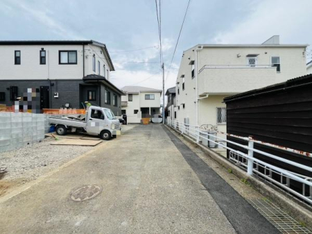 �_�ސ쌧����s�P�s6���ڂ̐V�z��ˌ��Ă̑O�ʓ��H�܂ތ��n�ʐ^