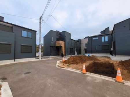 �_�ސ쌧����s���5���ڂ̐V�z��ˌ��Ă̑O�ʓ��H�܂ތ��n�ʐ^