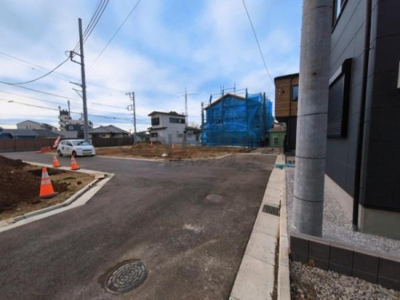 �_�ސ쌧����s���5���ڂ̐V�z��ˌ��Ă̑O�ʓ��H�܂ތ��n�ʐ^