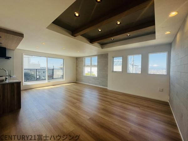 �_�ސ쌧����s�А��R1���ڂ̐V�z��ˌ��Ẵ��r���O