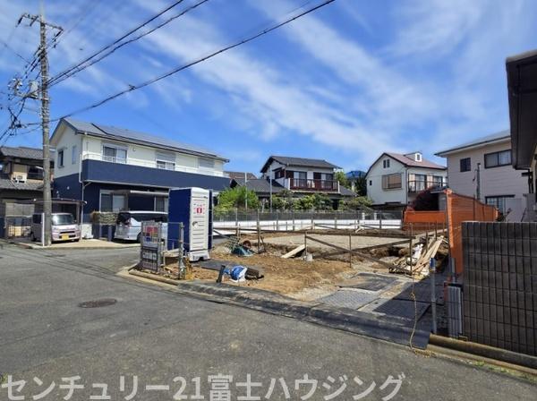 �_�ސ쌧������s������̐V�z��ˌ��Ă̑O�ʓ��H�܂ތ��n�ʐ^