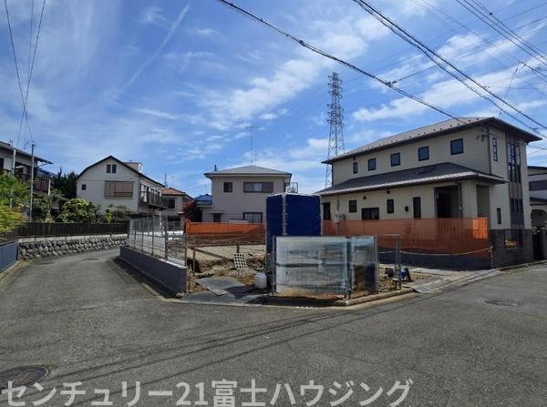 �_�ސ쌧������s������̐V�z��ˌ��Ă̑O�ʓ��H�܂ތ��n�ʐ^