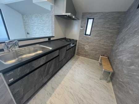 �_�ސ쌧������s������̐V�z��ˌ��ẴL�b�`��