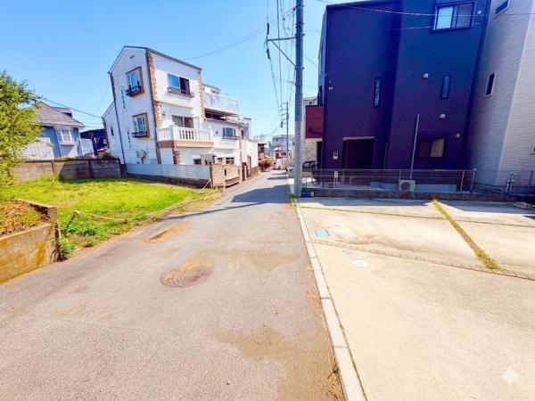 �_�ސ쌧������s���4���ڂ̒��È�ˌ��Ă̑O�ʓ��H�܂ތ��n�ʐ^