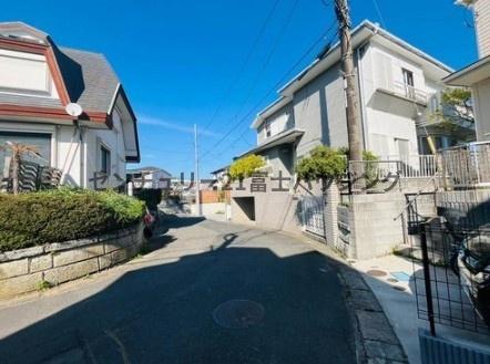 �_�ސ쌧���q�s���z5���ڂ̐V�z��ˌ��Ă̑O�ʓ��H�܂ތ��n�ʐ^