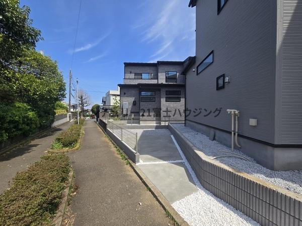 �_�ސ쌧������s��̐V�z��ˌ��Ă̑O�ʓ��H�܂ތ��n�ʐ^