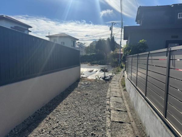 �_�ސ쌧���q�s���z2���ڂ̓y�n�̑O�ʓ��H�܂ތ��n�ʐ^