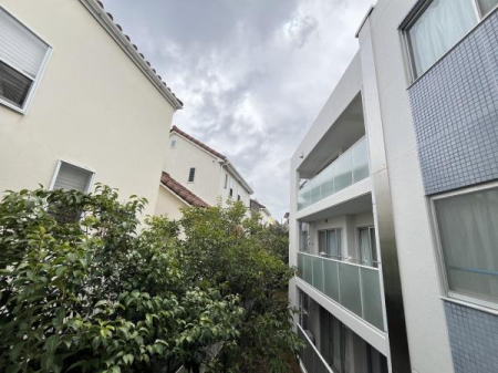 �_�ސ쌧������s�H���C�݂̒��Ã}���V�����̏Z�˂���̒��]�ʐ^