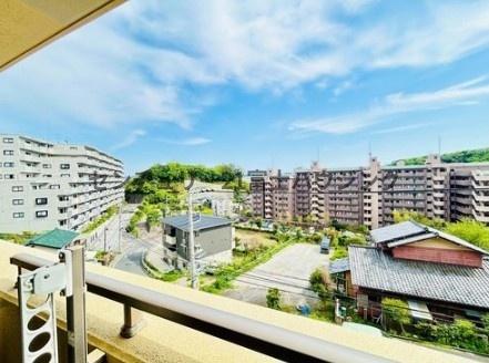 �_�ސ쌧���q�s�A�؂̒��Ã}���V�����̏Z�˂���̒��]�ʐ^