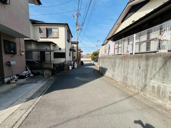 �_�ސ쌧�C�V���s���P�J4���ڂ̒��È�ˌ��Ă̑O�ʓ��H�܂ތ��n�ʐ^