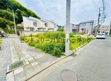 �_�ސ쌧���q�s���J1���ڂ̓y�n�̑O�ʓ��H�܂ތ��n�ʐ^