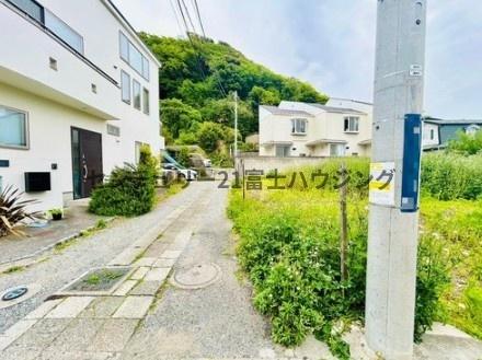 �_�ސ쌧���q�s���J1���ڂ̓y�n�̑O�ʓ��H�܂ތ��n�ʐ^