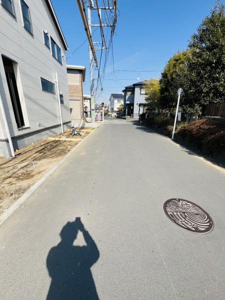 �_�ސ쌧������s����2���ڂ̐V�z��ˌ��Ă̑O�ʓ��H�܂ތ��n�ʐ^