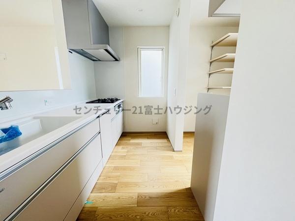 �_�ސ쌧������s����1���ڂ̐V�z��ˌ��ẴL�b�`��