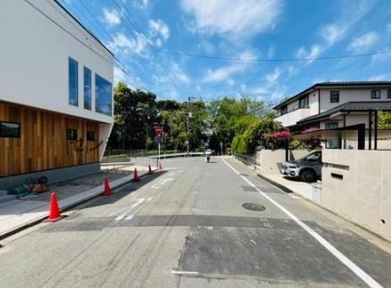 �_�ސ쌧����s�А��R1���ڂ̐V�z��ˌ��Ă̑O�ʓ��H�܂ތ��n�ʐ^