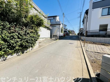 �_�ސ쌧������s�ԉH���̐V�z��ˌ��Ă̑O�ʓ��H�܂ތ��n�ʐ^