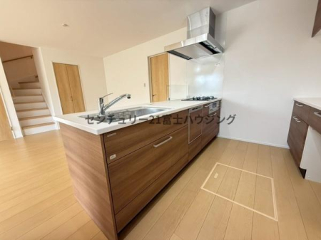 �_�ސ쌧����s�Ԃ̖؂̐V�z��ˌ��ẴL�b�`��