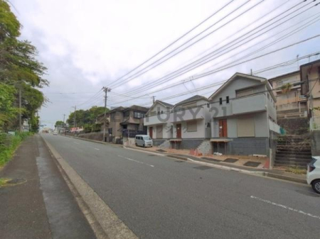 �_�ސ쌧����s�勘�̐V�z��ˌ��Ă̑O�ʓ��H�܂ތ��n�ʐ^