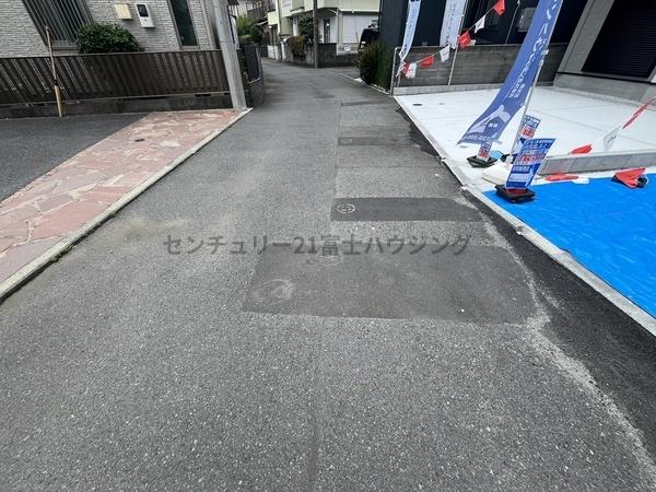 �_�ސ쌧������s���C�ݖk5���ڂ̐V�z��ˌ��Ă̑O�ʓ��H�܂ތ��n�ʐ^