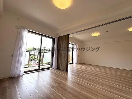 �_�ސ쌧����s�Ԃ̖؂̒��Ã}���V�����̗m��