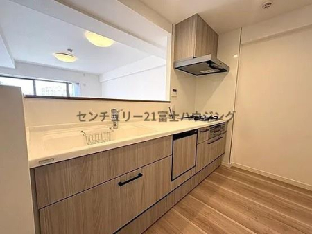 �_�ސ쌧����s�Ԃ̖؂̒��Ã}���V�����̃L�b�`��