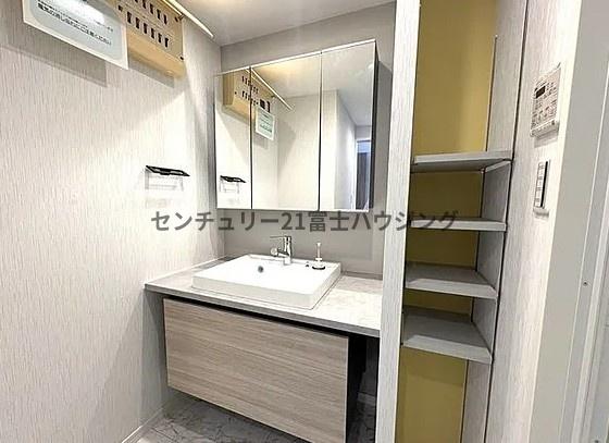 �_�ސ쌧����s�Ԃ̖؂̒��Ã}���V�����̐��ʑ�E���ʏ�
