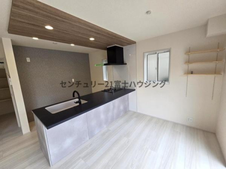 �_�ސ쌧����s�{����7���ڂ̐V�z��ˌ��ẴL�b�`��
