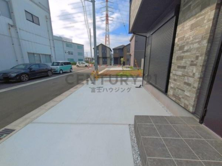 �_�ސ쌧����s����̐V�z��ˌ��Ă̑O�ʓ��H�܂ތ��n�ʐ^