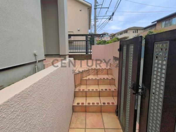 �_�ސ쌧����s�{����3���ڂ̒��È�ˌ��Ă̑O�ʓ��H�܂ތ��n�ʐ^