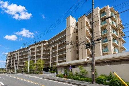 神奈川県藤沢市藤が岡3丁目の中古マンションの現地外観写真