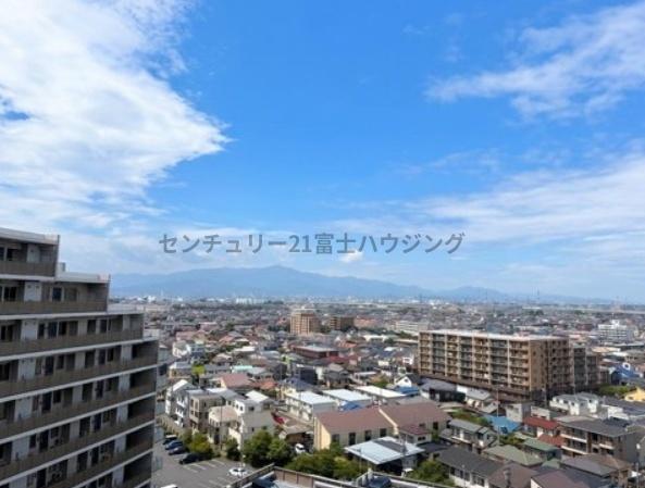 �_�ސ쌧������s��̒��Ã}���V�����̏Z�˂���̒��]�ʐ^